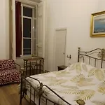 Bed & Breakfast Palazzo Sersale Neapel