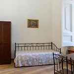 Bed & Breakfast Palazzo Sersale Neapel