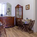 Palazzo Sersale 4* Neapel