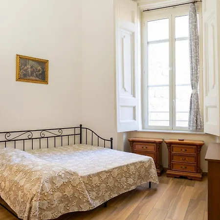 Palazzo Sersale Oda ve Kahvaltı 4*