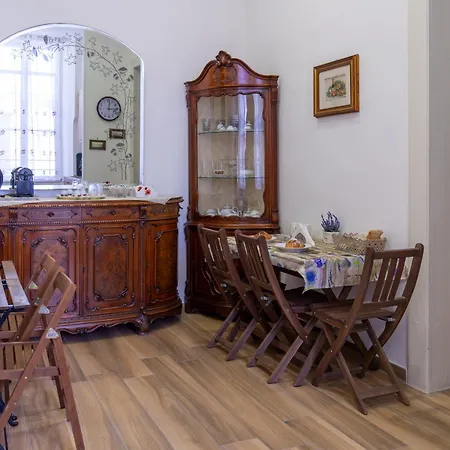 Palazzo Sersale 4* Napoli